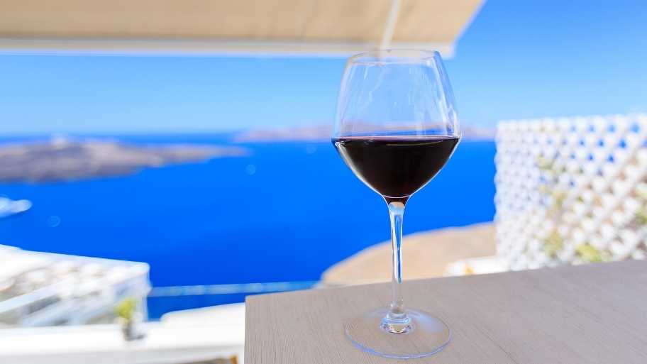 Et glass vin på Santorini